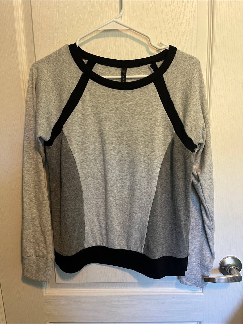GAIAM Light Gray and Black Contrast Raglan Sweatshirt